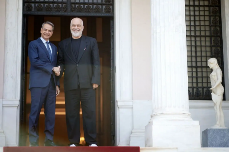 Takimi me Mitsotakis, tallen mediat greke: Rama ishte veshur sikur po vinte për të pirë një gotë me Mitsotakis, edhe qeni u habit