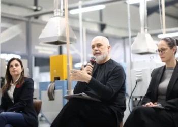 Rama “zbulon” punonjësit e huaj në Durrës, i porosit të mësojnë shqipen, u prezanton edhe skemën e re të pensioneve