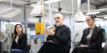 Rama “zbulon” punonjësit e huaj në Durrës, i porosit të mësojnë shqipen, u prezanton edhe skemën e re të pensioneve