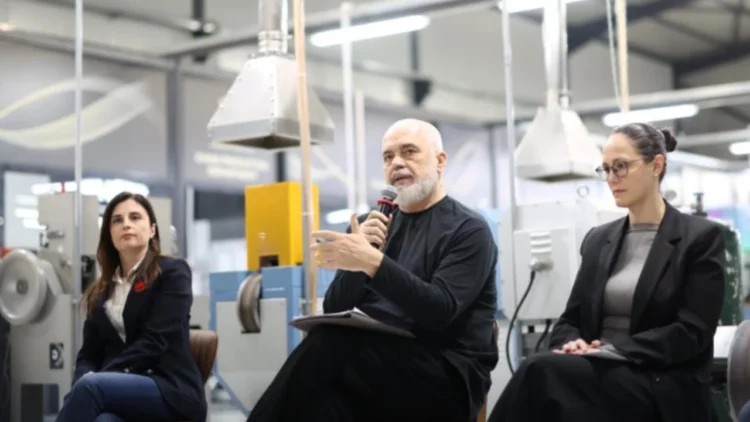 Rama “zbulon” punonjësit e huaj në Durrës, i porosit të mësojnë shqipen, u prezanton edhe skemën e re të pensioneve