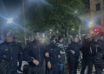 Policia nuk lejon protestuesit të shkojnë në Kuvend, nisin përplasjet fizike