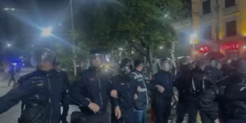 Policia nuk lejon protestuesit të shkojnë në Kuvend, nisin përplasjet fizike