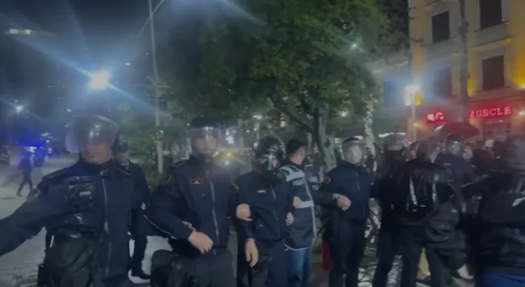 Policia nuk lejon protestuesit të shkojnë në Kuvend, nisin përplasjet fizike