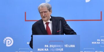 “Pallati u ndërtua jashtë çdo kondicioni nga klienti i Ramës”, Berisha: Digjet sikur të ishte kasolle