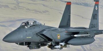 Amerikanët dhe iranianët në garë për të gjetur pilotin e zhdukur të F-15