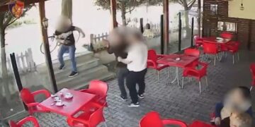 Panik në një lokal të Tiranës! 50-vjeçari tenton të vrasë me armë një 38-vjeçar (Video)