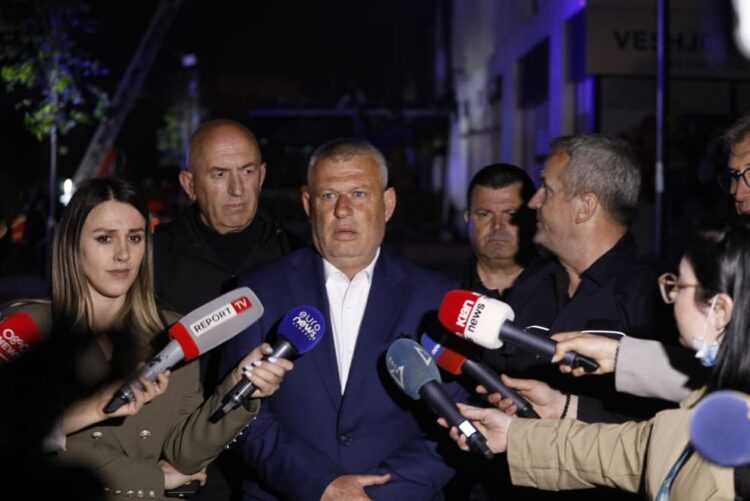 Çmendet babai i Arbër Hajdarit, nuk i plas se ku do rrinë banorët qe iu dogjën banesat nga faji i shtetit