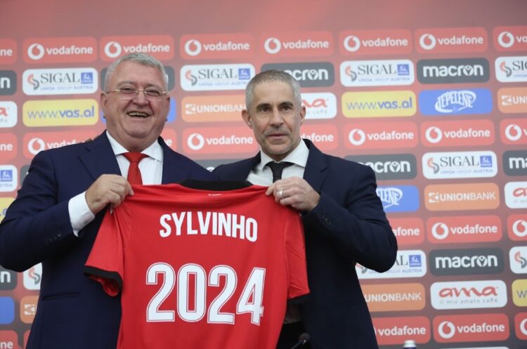 A do të vijojë Sylvinho? Duka zbulon bisedat me brazilianin, ja kur vendoset e ardhmja e trajnerit