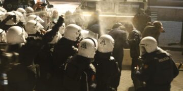 “Foto e spray-t, mashtrim”, Berisha: Policia konfirmoi përdorimin e verbuesit të ariut kundër protestuesve!