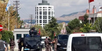 Sulm me armë pranë konsullatës izraelite në Stamboll, vriten agresorët, dy policë të plagosur