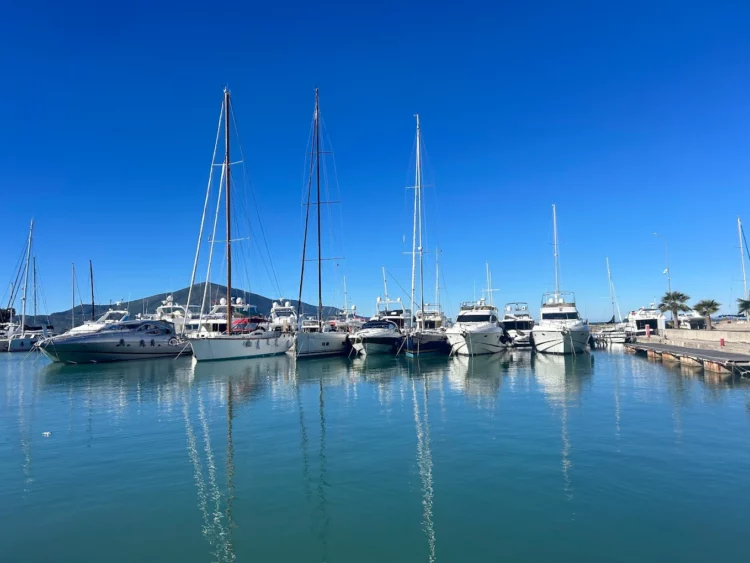 ‘Portet turistike’/ Opozita: Ligji për interes të 3-4 personave! Triporti i Vlorës rezulton me pronar një pensionist