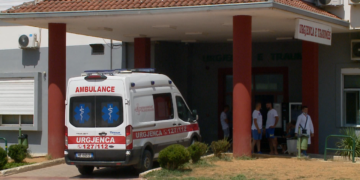 Kërcet arma në Tiranë, një i plagosur! Transportohet në spital me plumb në bark (EMRI)