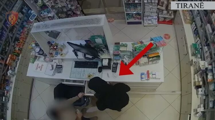 Vodhi xhiron ditore të biznesit nën kërcënimin e thikës, arrestohet hajduti në Tiranë