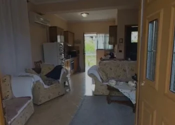 E rëndë në Fier/ Tentoi të vjedhë në një banesë në Fier, hajduti humb jetën gjatë grabitjes