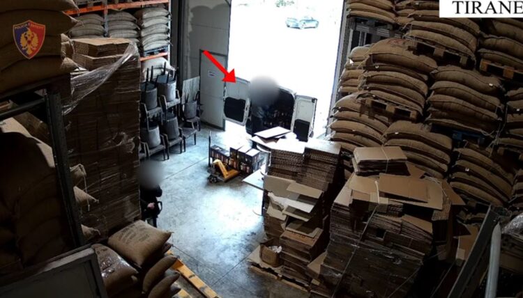 Vodhën 40.000 kg kafe në subjektin ku punonin dhe përfituan 800 mijë euro, arrestohen 2 magazinierë (Emrat)