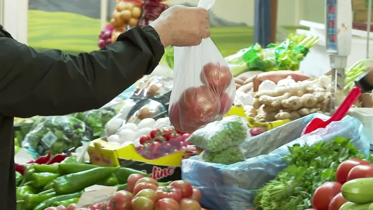 Inflacioni rritet me 2.6%/ Abuzimi me çmimet, eksperti: E importojnë domaten 50 lekë, e shesin 350-450 lekë