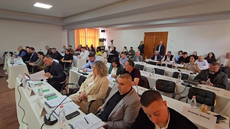 Rama heq plazhet publike falas, nis nga Vlora: Tarifa 700 lek!