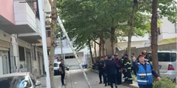 Alarmohen banorët e lagjes ‘Pavarësia’ në Vlorë, e moshuara tenton të hidhet nga kati i tretë i banesës