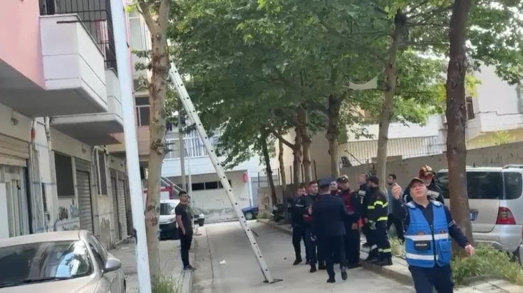Alarmohen banorët e lagjes ‘Pavarësia’ në Vlorë, e moshuara tenton të hidhet nga kati i tretë i banesës