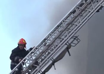 Zjarri në pallatin pranë QSUT-së, aktivizohet Urgjenca dhe djegia plastike