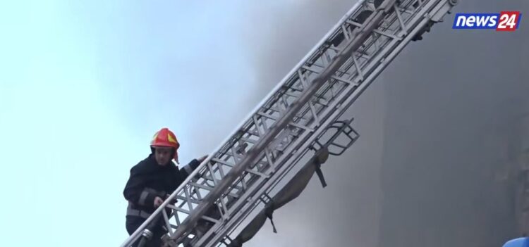 Zjarri në pallatin pranë QSUT-së, aktivizohet Urgjenca dhe djegia plastike