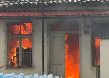 Zjarri përfshin një apartament në qendër të Elbasanit, banorët në panik