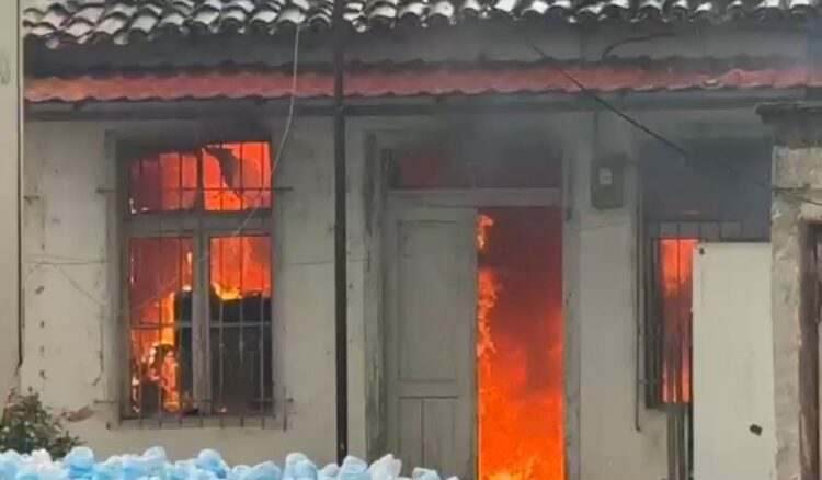 Zjarri përfshin një apartament në qendër të Elbasanit, banorët në panik