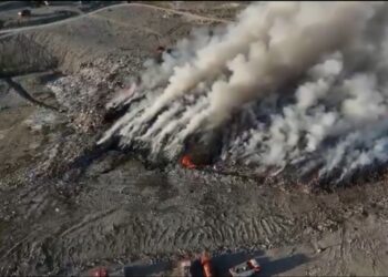 Riaktivizohet zjarri në landfillin e Bushatit, reshjet e shiut nuk i shuan dot flakët