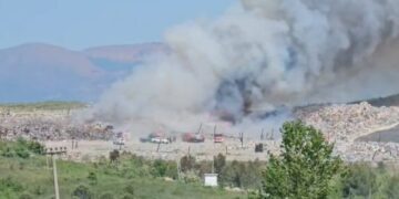 Zjarr masiv në landfillin e Bushatit! Flakët përfshijnë venddepozitimin e mbetjeve