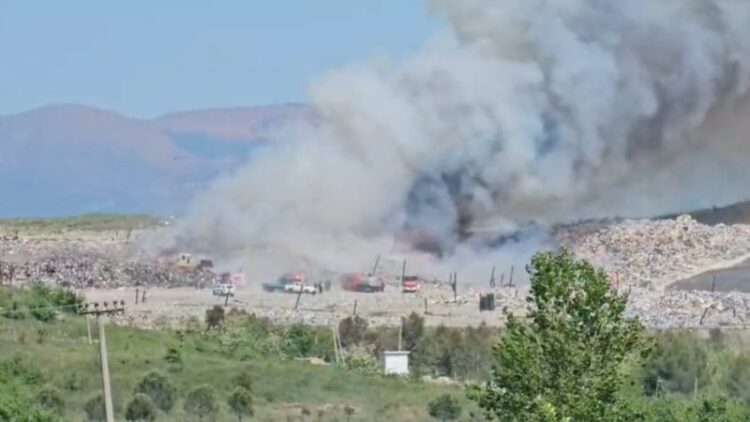 Zjarr masiv në landfillin e Bushatit! Flakët përfshijnë venddepozitimin e mbetjeve
