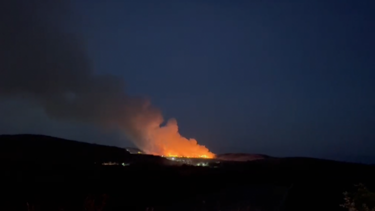 Vijon zjarri në Landfillin e Bushatit, tymi mbulon të gjithë zonën