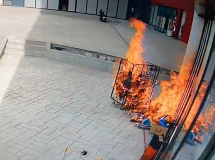 Dalin pamjet, si nisi zjarri që shkrumboi pallatin te kompleksi “Arlis” në Tiranë (Video)