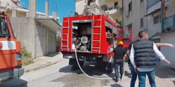 Përfshihet nga zjarri kati i parë i një pallati, panik tek banorët