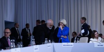 Rama publikon FOTOT/ Takime me Albin Kurti dhe Ursula von der Leyen në Samitin e 8-të Europian