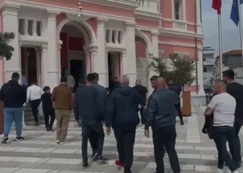 Aksionet e prishjeve në prag të sezonit veror, bizneset mblidhen para Bashkisë së Vlorës