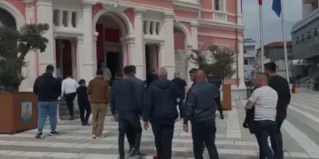 Aksionet e prishjeve në prag të sezonit veror, bizneset mblidhen para Bashkisë së Vlorës