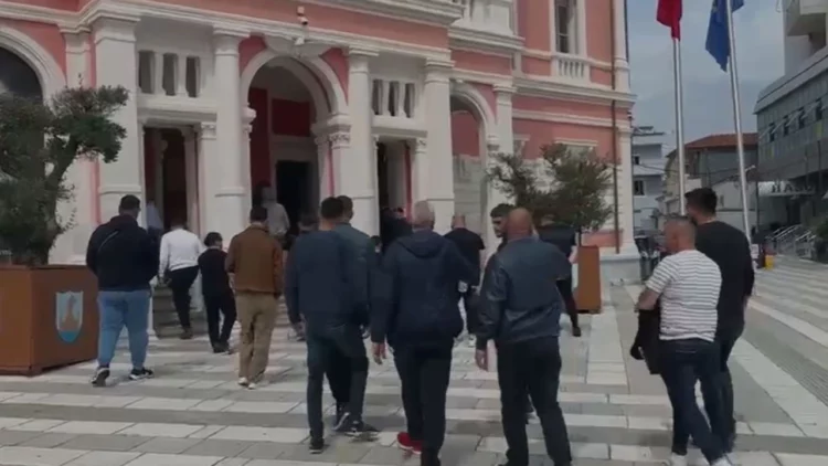 Aksionet e prishjeve në prag të sezonit veror, bizneset mblidhen para Bashkisë së Vlorës