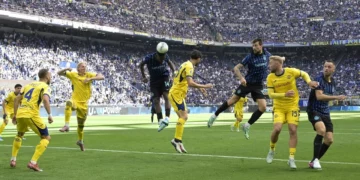 Barazim në fushë, spektakël në tribuna, festa vazhdoi në fushë dhe në rrugët e Milanos