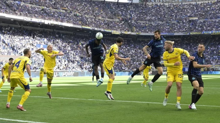 Barazim në fushë, spektakël në tribuna, festa vazhdoi në fushë dhe në rrugët e Milanos