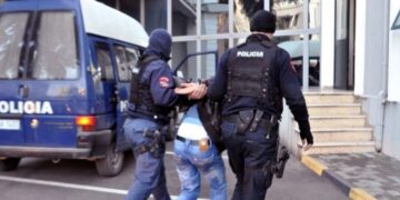 Armë dhe stemë policie/ Arrestohet në Rinas pjesëtari i grupit të Marklen Hakës