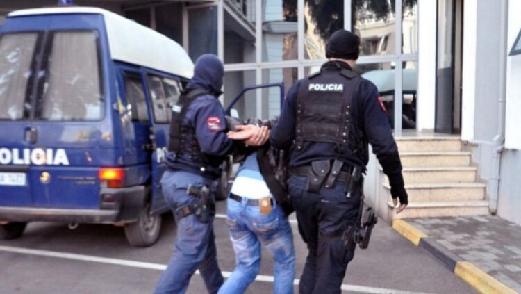 Armë dhe stemë policie/ Arrestohet në Rinas pjesëtari i grupit të Marklen Hakës