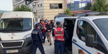 Përleshja e tifozëve në ‘Elbasan Arena’, dhjetë tifozë të KF Tiranës shoqërohen në polici