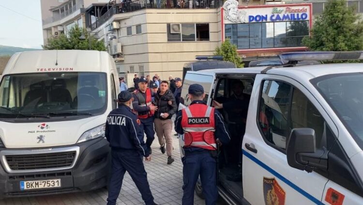 Trazirat në ‘Elbasan Arena’, dhjetë tifozë të KF Tiranës shoqërohen në polici