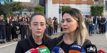 Drejtësi për Xhuana Nikollajn/ I dha fund jetës pas dhunës nga ish-bashkëshorti, qytetarët protestojnë në Lezhë
