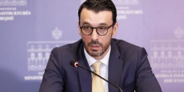 Aeroportin e Vlorës/ Pacolli fitoi gjyqin, ministri Karakaçi i bën presion: Zgjidhni mosmarrëveshjen…