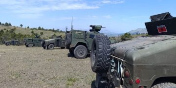 Ushtarët shqiptarë dhe malazezë zhvillojnë stërvitje të përbashkët në Vaun e Dejës