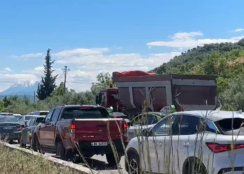 Fundjava sjell “bllokim” në Elbasan, radhë të gjata në dalje të autostradës