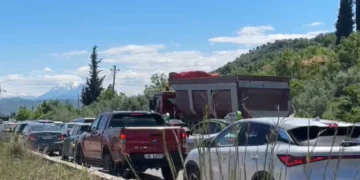 Fundjava sjell “bllokim” në Elbasan, radhë të gjata në dalje të autostradës