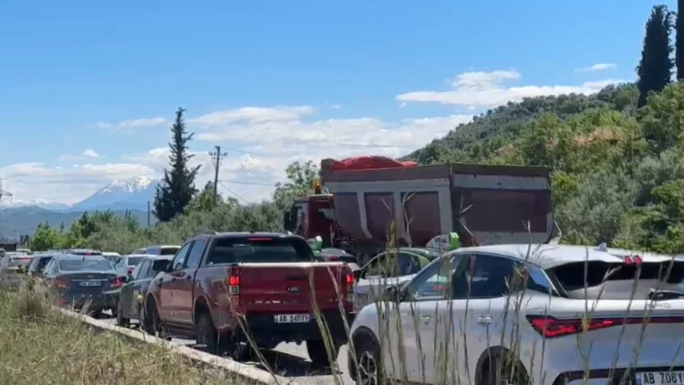 Fundjava sjell “bllokim” në Elbasan, radhë të gjata në dalje të autostradës
