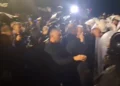 Protesta e PD, Bledion Nallbati përplaset fizikisht me efektivët: Kujdes po të them se një ditë…